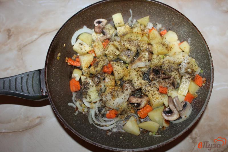 Фото приготовление рецепта: Картофель с домашними колбасками в сметанном соусе шаг №4