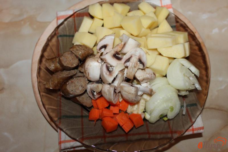 Фото приготовление рецепта: Картофель с домашними колбасками в сметанном соусе шаг №1