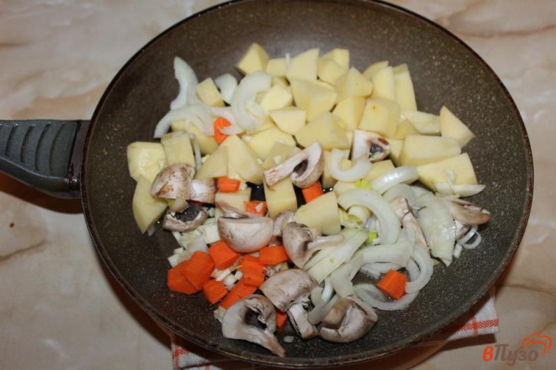 Фото приготовление рецепта: Картофель с домашними колбасками в сметанном соусе шаг №2