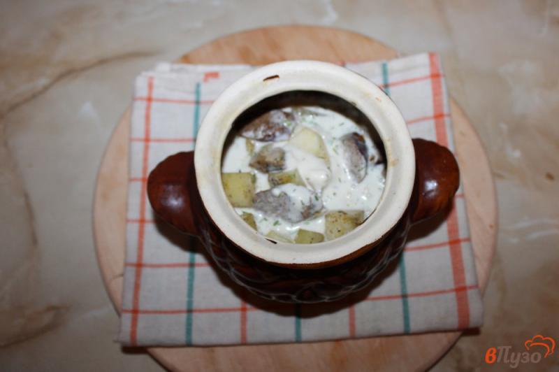 Фото приготовление рецепта: Картофель с домашними колбасками в сметанном соусе шаг №5