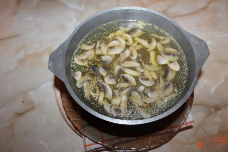 Фото приготовление рецепта: Гороховый суп с шампиньонами шаг №6