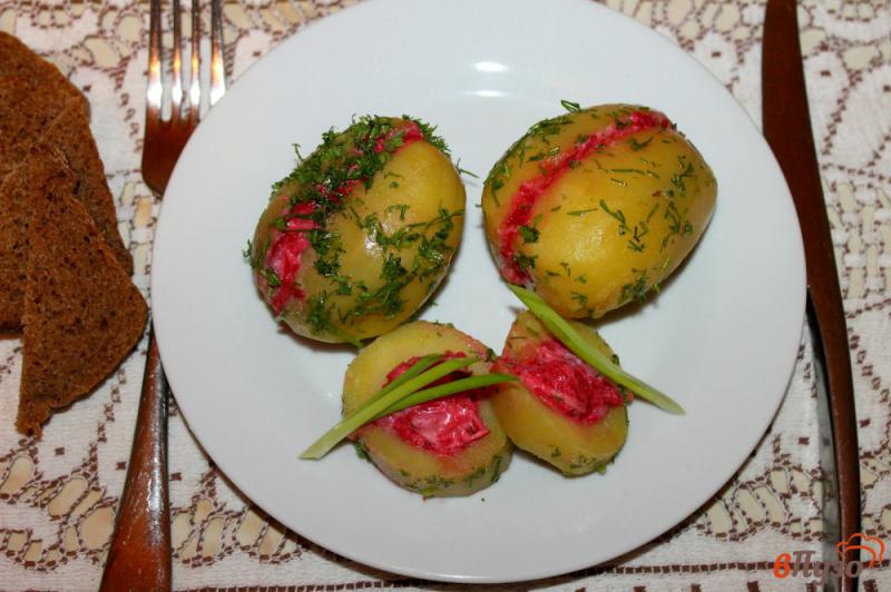 Фото приготовление рецепта: Картофель фаршированный свеклой и сельдью шаг №7
