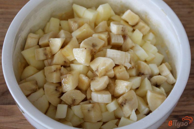 Фото приготовление рецепта: Оладьи с яблоком и бананом шаг №4