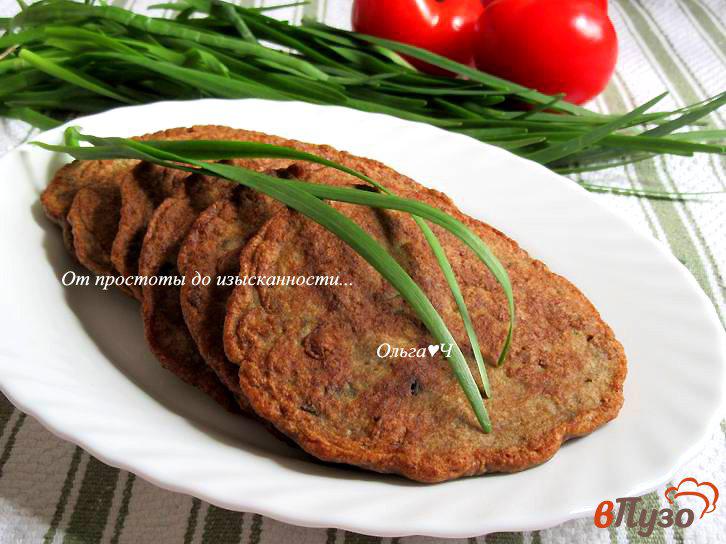 Фото приготовление рецепта: Печеночные оладьи с зеленым луком и орегано шаг №7