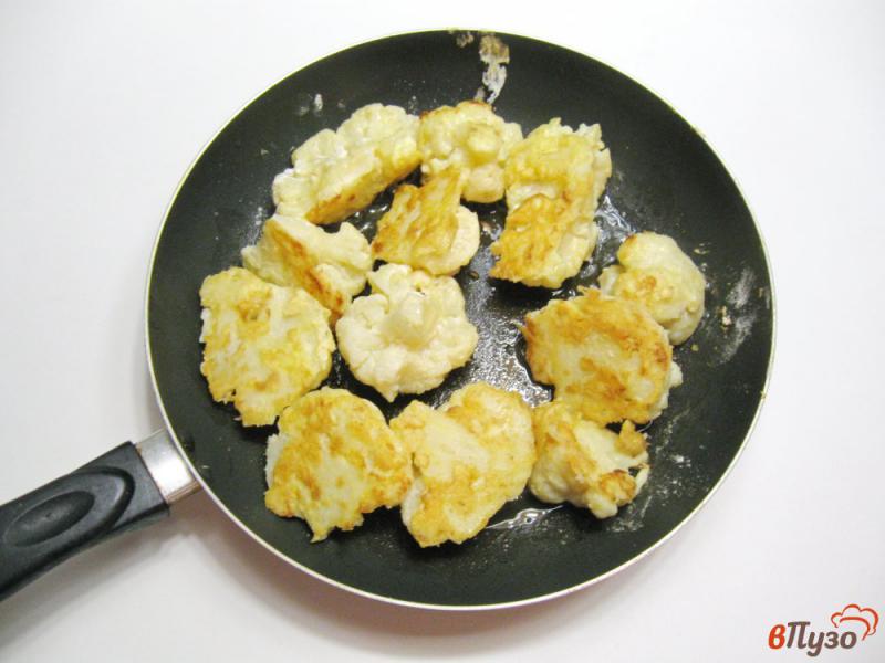 Фото приготовление рецепта: Жареная цветная капуста с сыром шаг №5