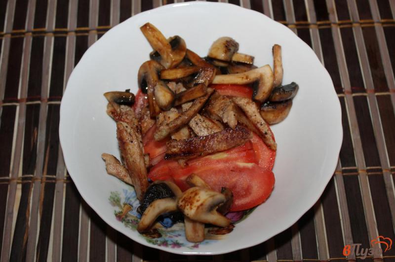 Фото приготовление рецепта: Салат с жареной свининой, грибами и оливками шаг №6