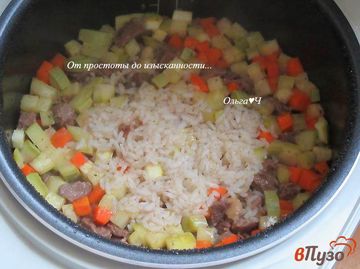 Фото приготовление рецепта: Плов из говядины с кабачком и морковью шаг №4