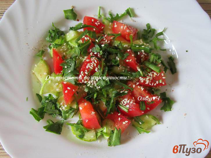 Фото приготовление рецепта: Салат из кабачка с помидором и рукколой шаг №4