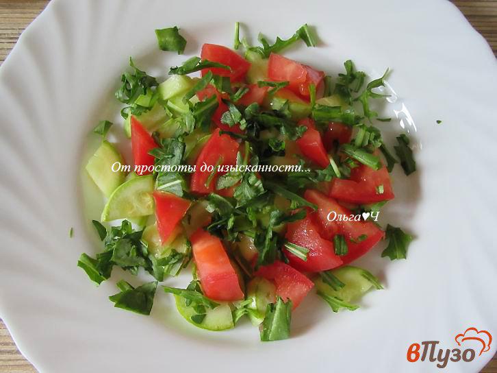 Фото приготовление рецепта: Салат из кабачка с помидором и рукколой шаг №3