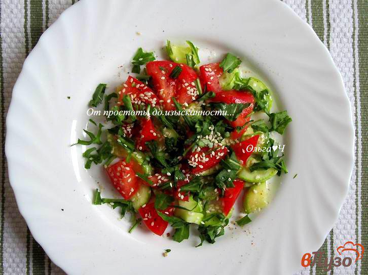 Фото приготовление рецепта: Салат из кабачка с помидором и рукколой шаг №5