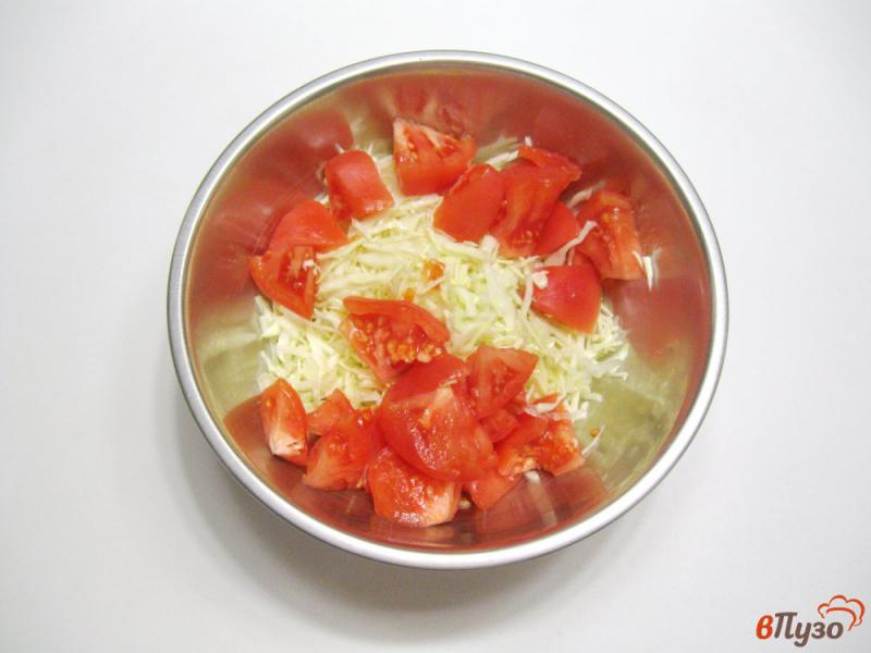 Фото приготовление рецепта: Салат с капустой и помидором шаг №2