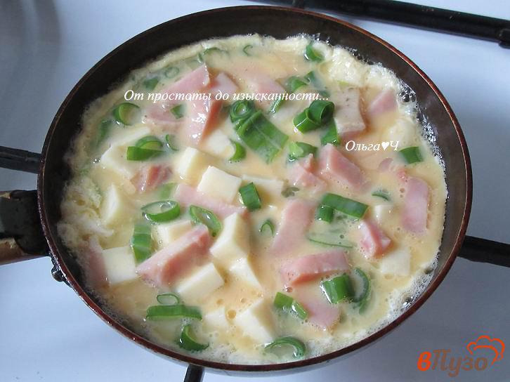 Фото приготовление рецепта: Омлет с карбонадом, сыром и зеленым луком шаг №3