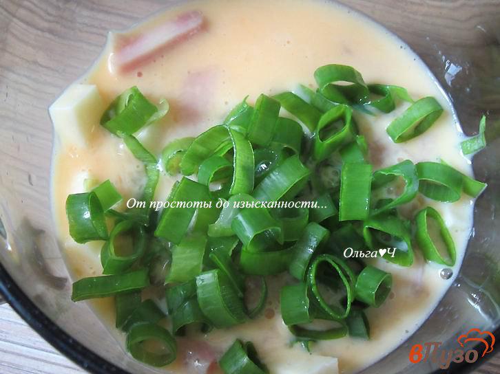 Фото приготовление рецепта: Омлет с карбонадом, сыром и зеленым луком шаг №2