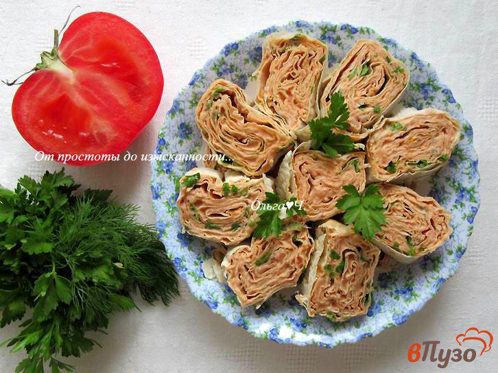 Фото приготовление рецепта: Рулет из лаваша с фасолью, томатом и зеленью шаг №7