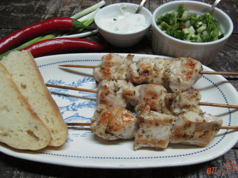 Фото приготовление рецепта: Шашлык из курицы с салатом сальса шаг №5