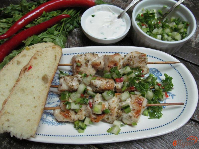 Фото приготовление рецепта: Шашлык из курицы с салатом сальса шаг №6