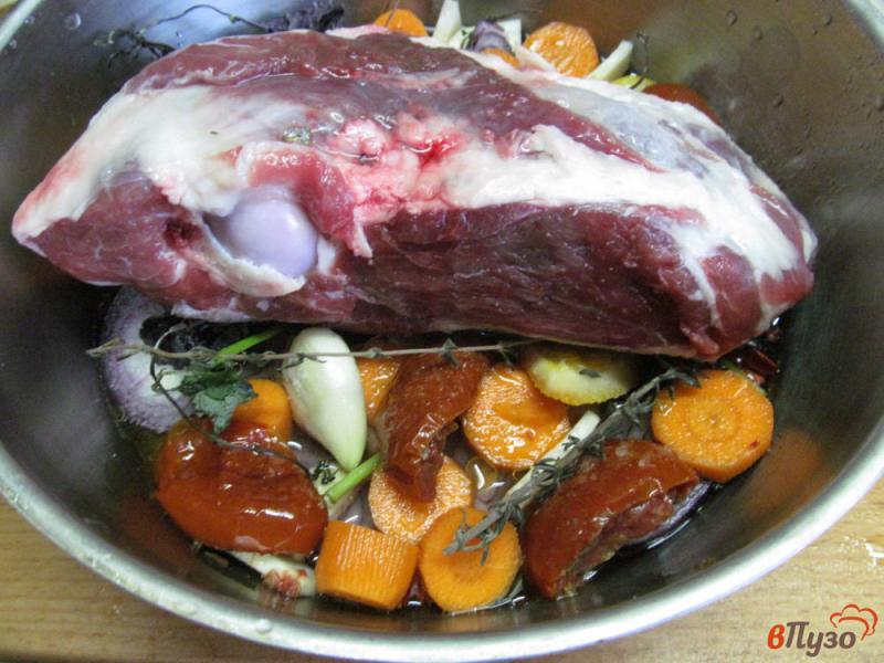 Фото приготовление рецепта: Тушеная баранина с овощами и травами шаг №2