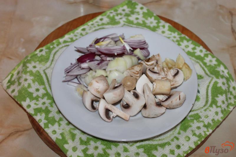 Фото приготовление рецепта: Грудка с грибами и черносливом тушеная в вине шаг №3