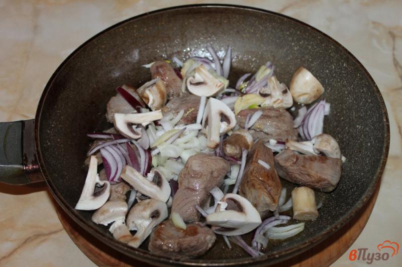 Фото приготовление рецепта: Грудка с грибами и черносливом тушеная в вине шаг №4