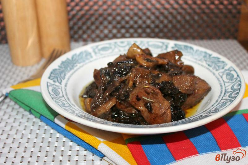 Фото приготовление рецепта: Грудка с грибами и черносливом тушеная в вине шаг №7