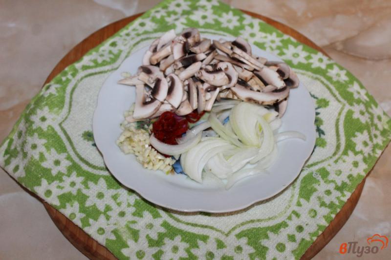 Фото приготовление рецепта: Спаржевая фасоль с грибами в остром томатном соусе шаг №2