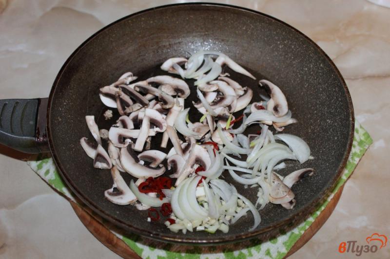Фото приготовление рецепта: Спаржевая фасоль с грибами в остром томатном соусе шаг №3