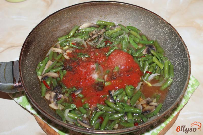 Фото приготовление рецепта: Спаржевая фасоль с грибами в остром томатном соусе шаг №5