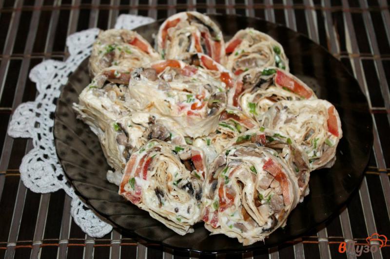 Фото приготовление рецепта: Закусочный рулет из лаваша с курицей, помидорами и грибами шаг №6