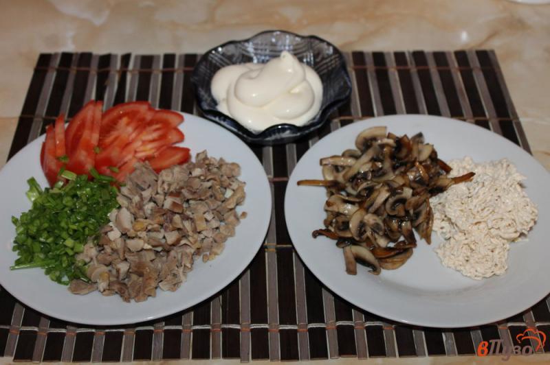 Фото приготовление рецепта: Закусочный рулет из лаваша с курицей, помидорами и грибами шаг №2