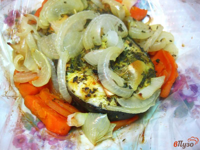 Фото приготовление рецепта: Стейк сома с овощами шаг №7