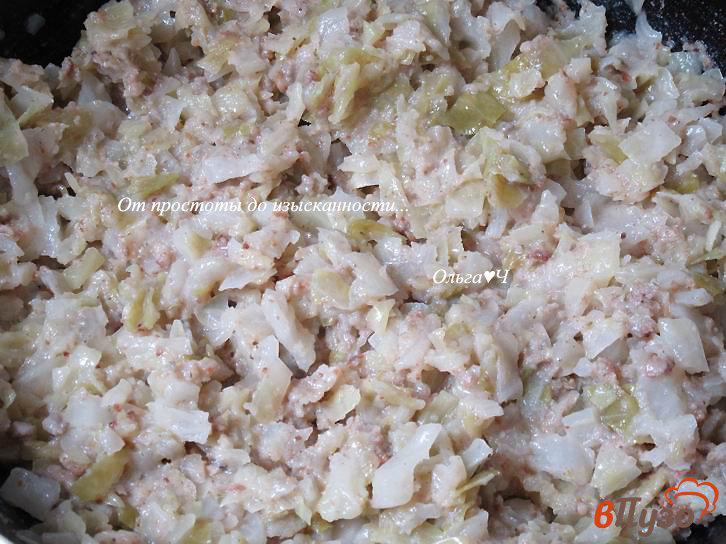 Фото приготовление рецепта: Чебуреки с капустой и сельдью шаг №2