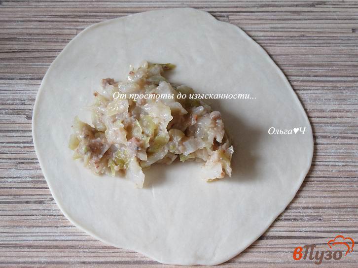 Фото приготовление рецепта: Чебуреки с капустой и сельдью шаг №5