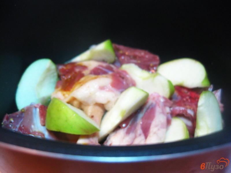 Фото приготовление рецепта: Утка с яблоками порционно шаг №3