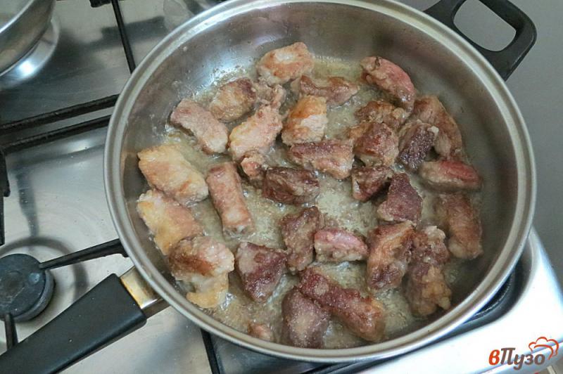Фото приготовление рецепта: Свинина с солёными огурцами шаг №5