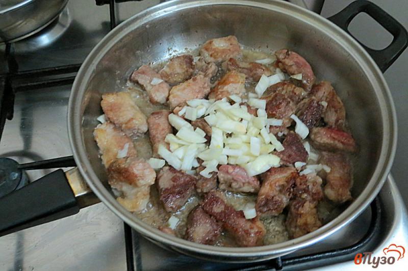 Фото приготовление рецепта: Свинина с солёными огурцами шаг №6