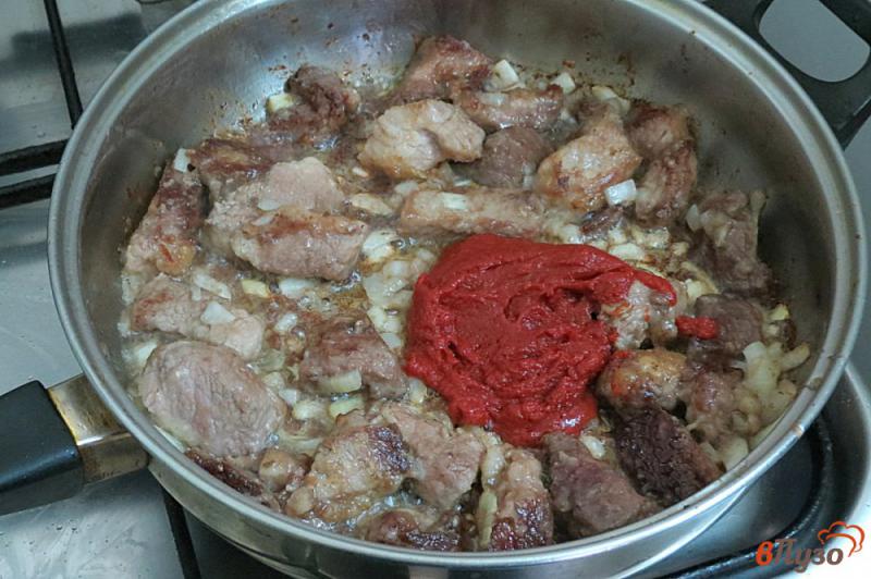 Фото приготовление рецепта: Свинина с солёными огурцами шаг №7