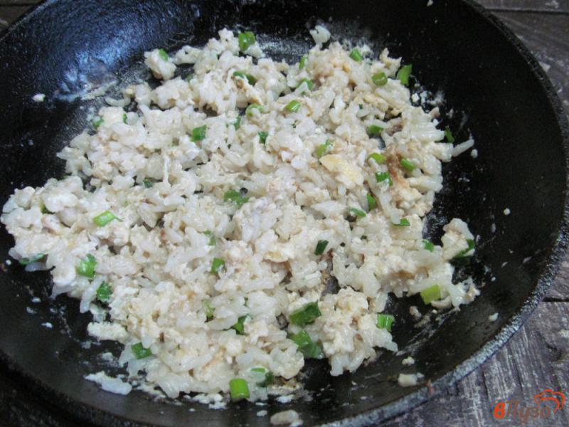 Фото приготовление рецепта: Жареный рис с уткой шаг №7
