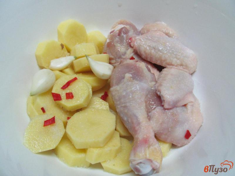 Фото приготовление рецепта: Запеченная курица с картофелем в молоке с сыром фета шаг №1