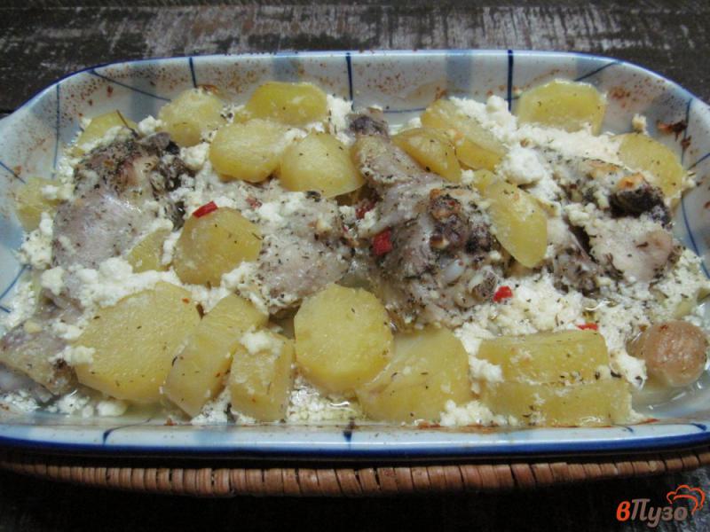 Фото приготовление рецепта: Запеченная курица с картофелем в молоке с сыром фета шаг №4