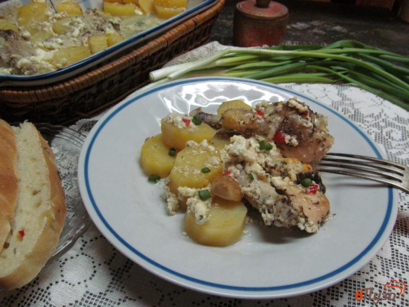 Фото приготовление рецепта: Запеченная курица с картофелем в молоке с сыром фета шаг №5