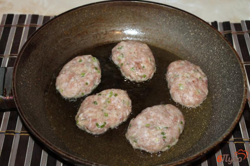 Фото приготовление рецепта: Котлеты из свинины с зеленым луком под грибным соусом шаг №5
