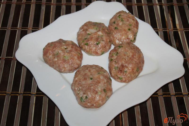 Фото приготовление рецепта: Котлеты из свинины с зеленым луком под грибным соусом шаг №4