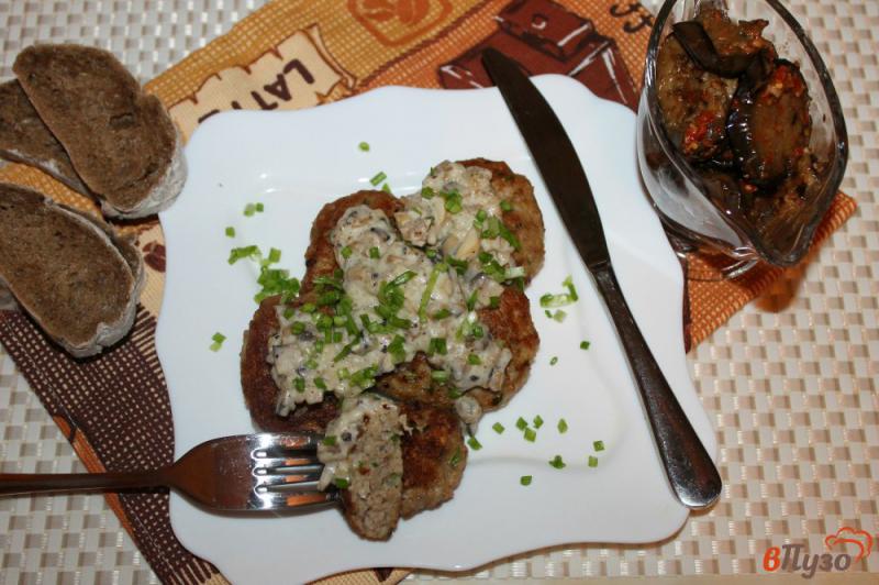 Фото приготовление рецепта: Котлеты из свинины с зеленым луком под грибным соусом шаг №7