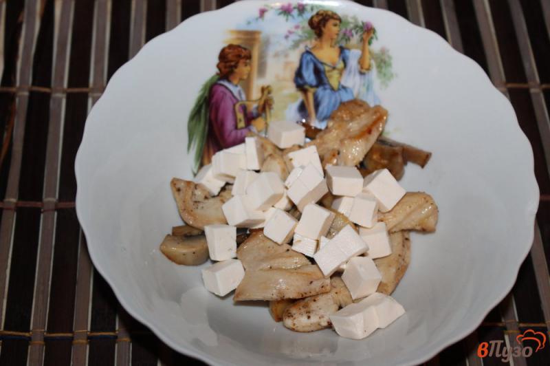 Фото приготовление рецепта: Салат с курицей, грибами и гранатом шаг №3