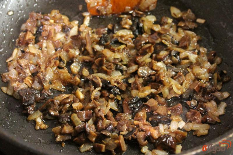 Фото приготовление рецепта: Помидоры с грибами и крем-сыром шаг №2