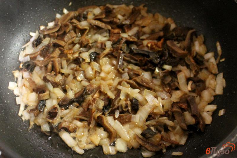 Фото приготовление рецепта: Лесные грибы со сладким перцем шаг №3