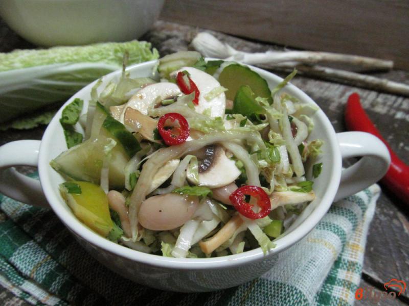 Фото приготовление рецепта: Салат из пекинской капусты с грибами и фасолью шаг №5