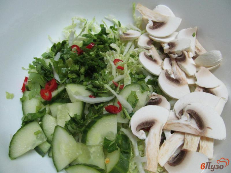 Фото приготовление рецепта: Салат из пекинской капусты с грибами и фасолью шаг №2