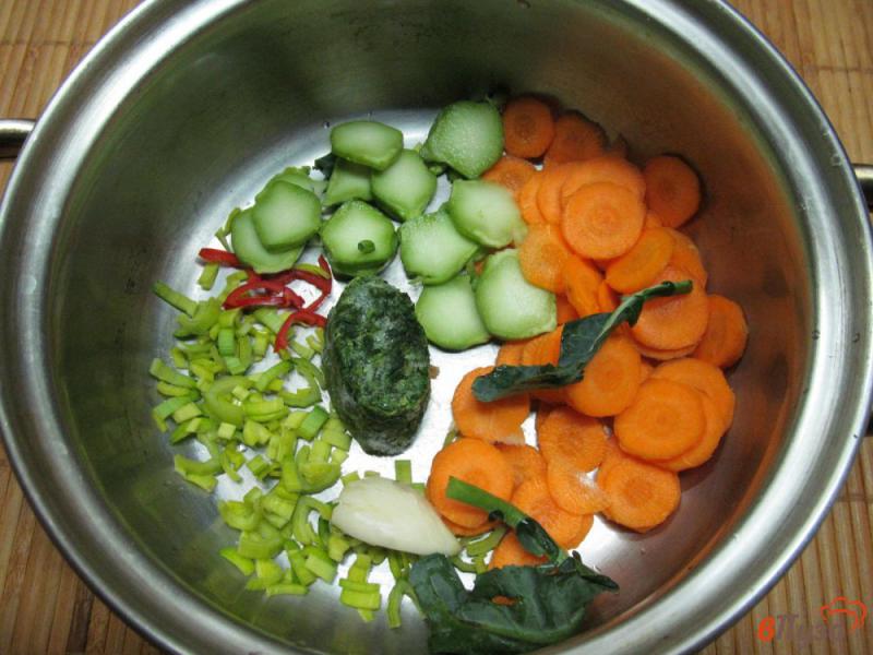 Фото приготовление рецепта: Овощной суп с вермишелью на курином бульоне шаг №2