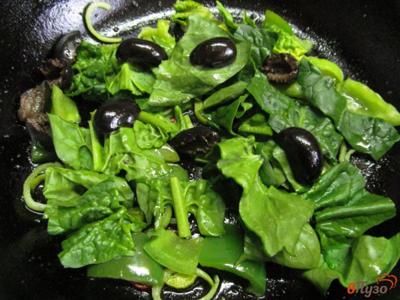 Фото приготовление рецепта: Зеленый салат с куриной печенью и оливками шаг №2